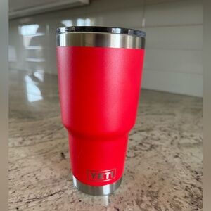 YETI 887ml Tumbler in red with Magslider lid